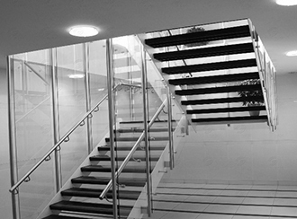 Металлическая лестница со стеклянными ступенями